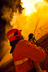 战斗机火焰冬天救夜间消防员水图片