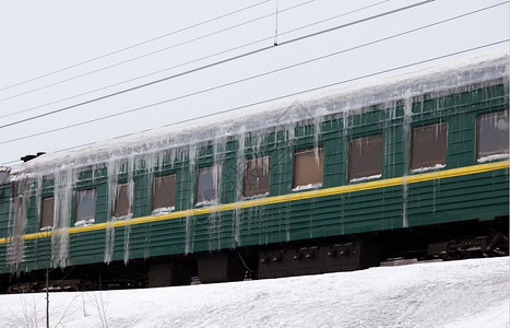 寒冷的冰雪中覆盖的客车北向前图片