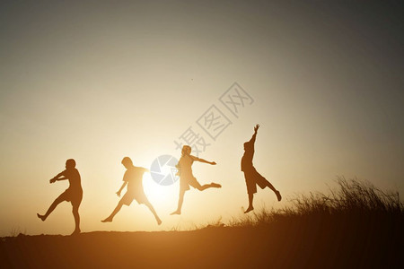 幸福太阳夏天儿童在日落的快乐时光玩图片