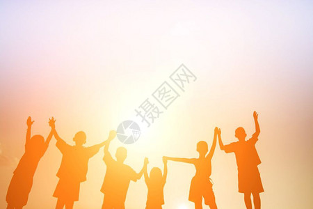 场地太阳喜悦儿童在暑夏日落的快乐时光中玩耍图片