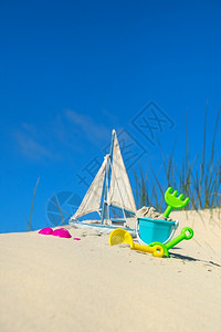 海滩上的玩具帆船和沙丘玩具图片