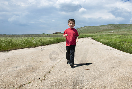 白种人儿童在路上行走时身穿伤寒服装日晒光和草本及背景晴天孩子图片