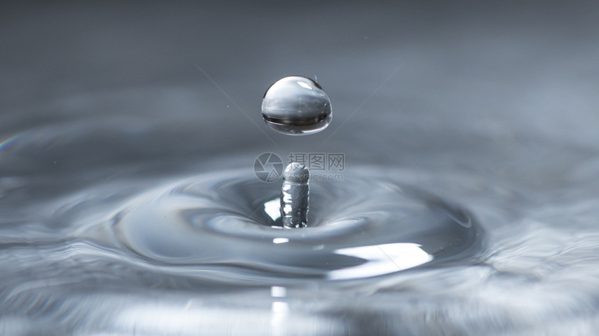 湿的水在黑暗中喷发雨滴新鲜图片