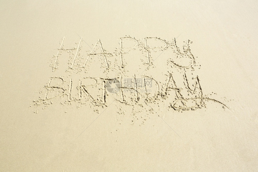 沙滩上的手写生日快乐图片