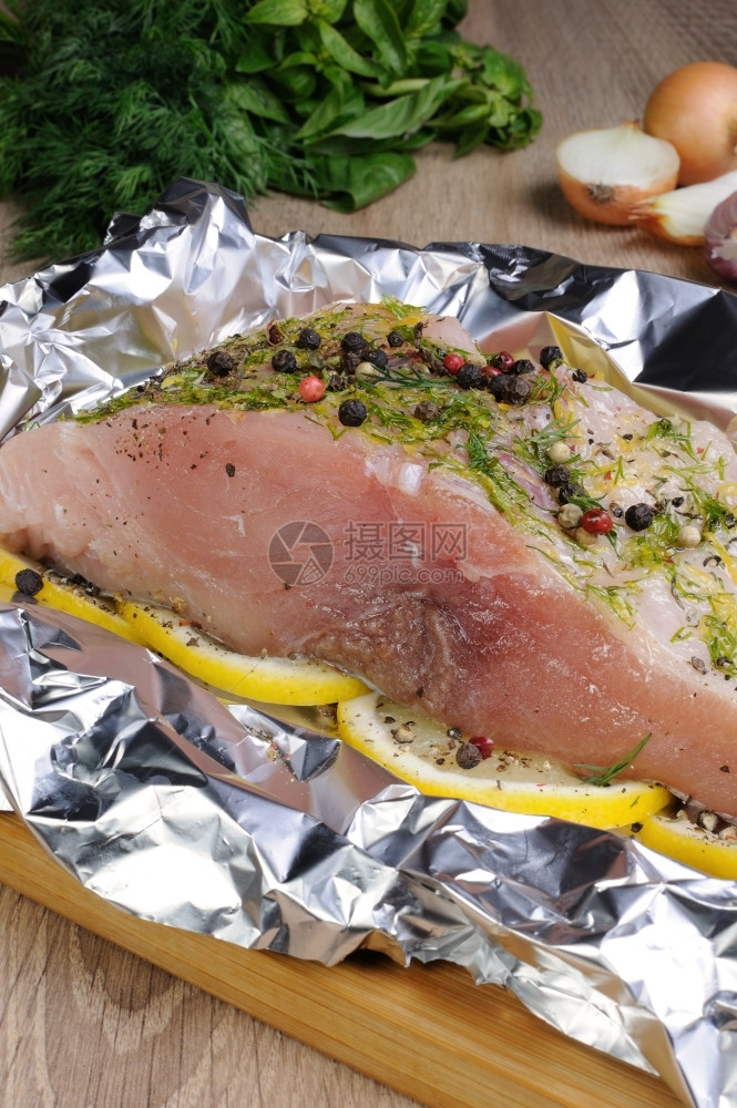 辛辣的烘烤准备用柠檬箔一块生鲤鱼食物图片