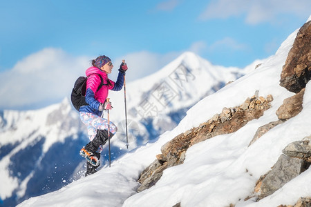 雪坡上带抽筋的下行女登山者决心家目标图片