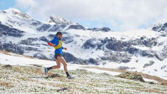 推雪春天在山上锻炼时的运动员赛跑者缓冲图片