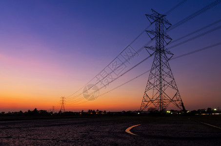 工业的高电压极的轮光板日落天空线高压电极塔架环境图片