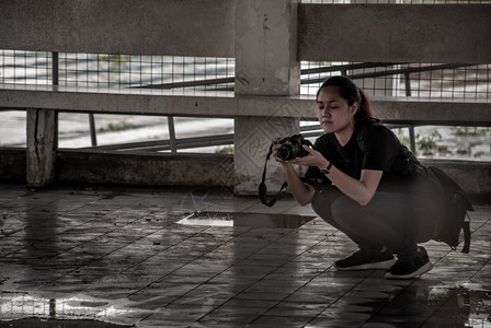 泰国曼谷2019年月7日摄影师年轻女旅行者拍摄照片游客女孩反射图片