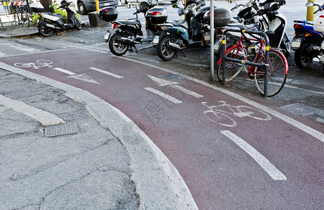 城市的为了增强交通安全两条指定好的粉色单车道景观图片