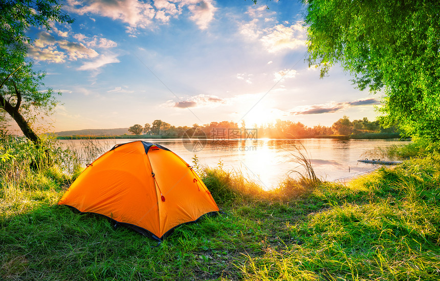 太阳夏天景观日落时湖边的橙色帐篷日落时湖边的橙色帐篷图片