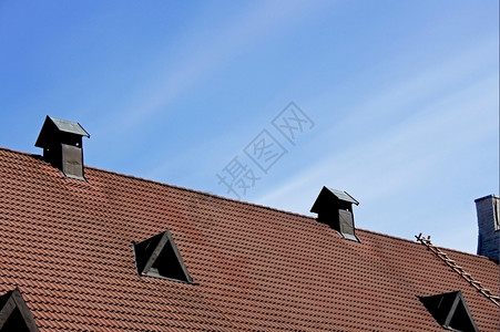 工程通风管道和瓷砖屋顶上窗户的通风管道发泄现代的图片