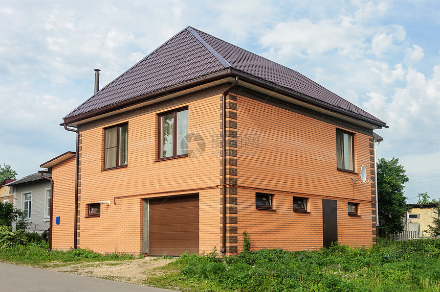 家小屋晴天阳光明媚的夏日两眼橙色砖房加车库图片