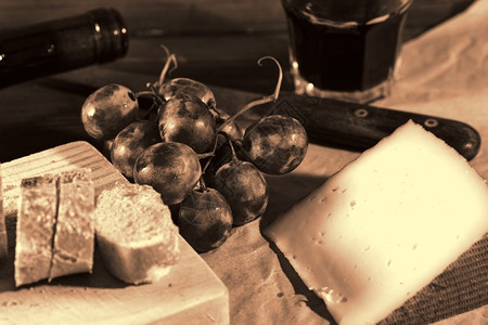 在农舍午餐由山羊奶酪和新鲜葡萄组成食物家常葡萄酒图片