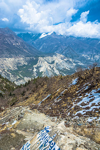 九华山地藏岩石藏晴天尼泊尔山上的石头有彩色碑文在日出之背景