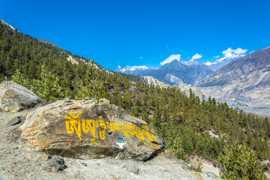 尼泊尔山上的石头有彩色碑文在日出之藏一种铭文图片