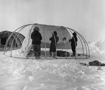 漂流白色的车站在北极漂浮上安装帐篷2张黑白照片图片
