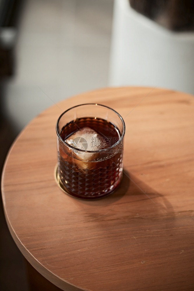 浓咖啡店热的玻璃杯中黑滴咖啡图片