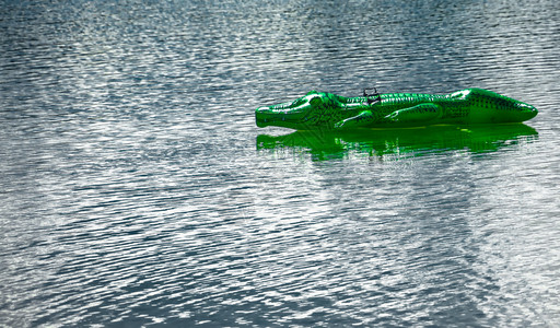 孩子绿鳄鱼在水中玩游戏时自以为是孩子们浴缸高清图片