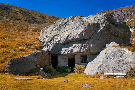 荒野弃山上的石屋废墟图片