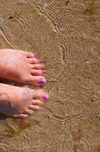 最佳假期脚在水里女沙海水滩图片