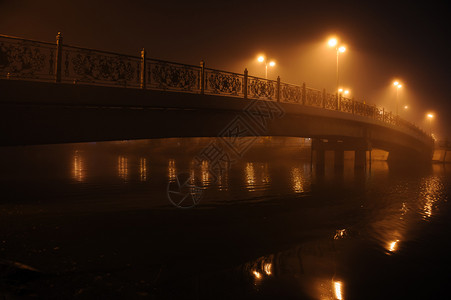 建筑学夜晚里在雾的深城市风景中在照片的雾横跨城市河桥海岸图片