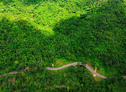 沥青风景优美全穿越森林地貌的山路上空中观视风景图片