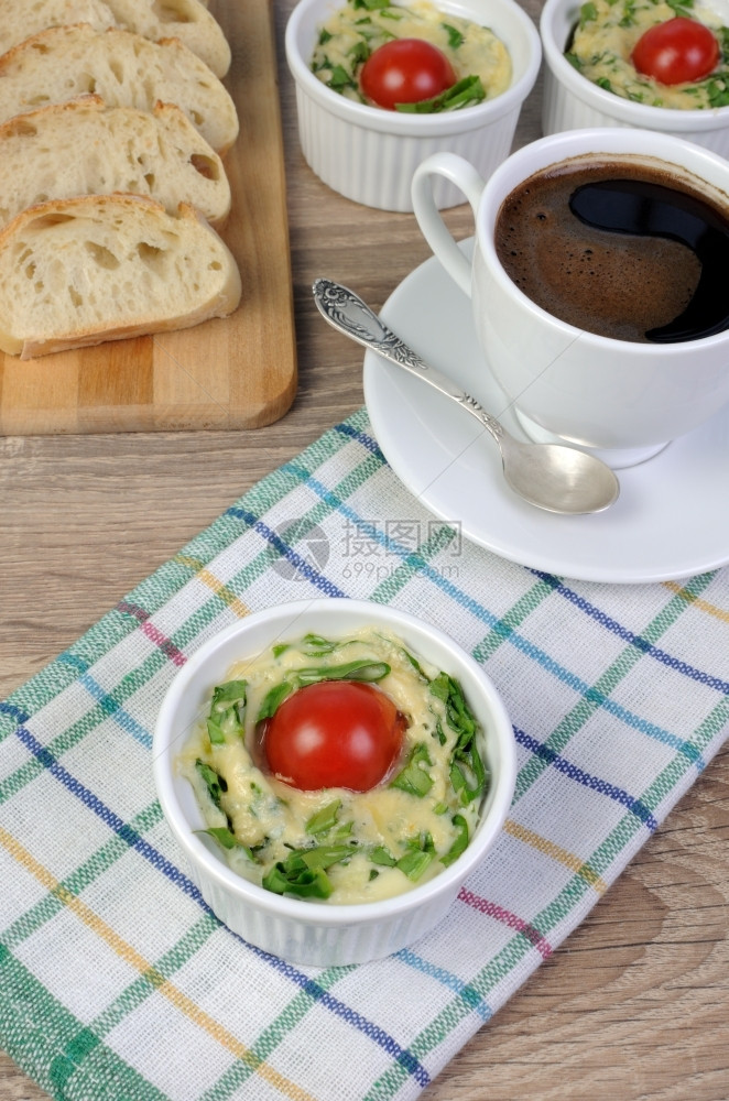 炒的早餐烹饪奥米莱特菠菜和奶酪以一批配杯咖啡的形式图片