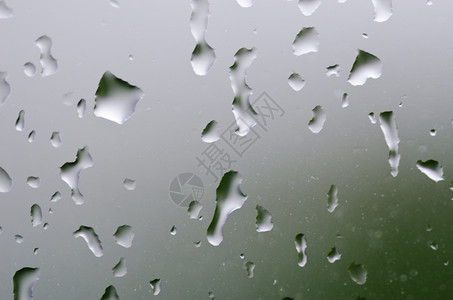 湿的绿色自然窗外下着雨时户上的水滴会紧贴在窗外的水滴上图片