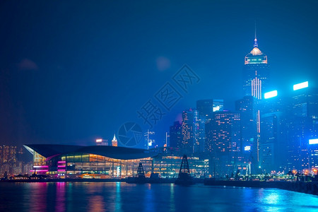 香港晚宴浅雾和城市之光香港夜银行摩天大楼岛城市景观图片