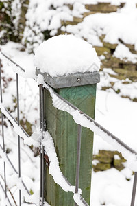 冬天自然季木棍和栅栏上的雪户外图片