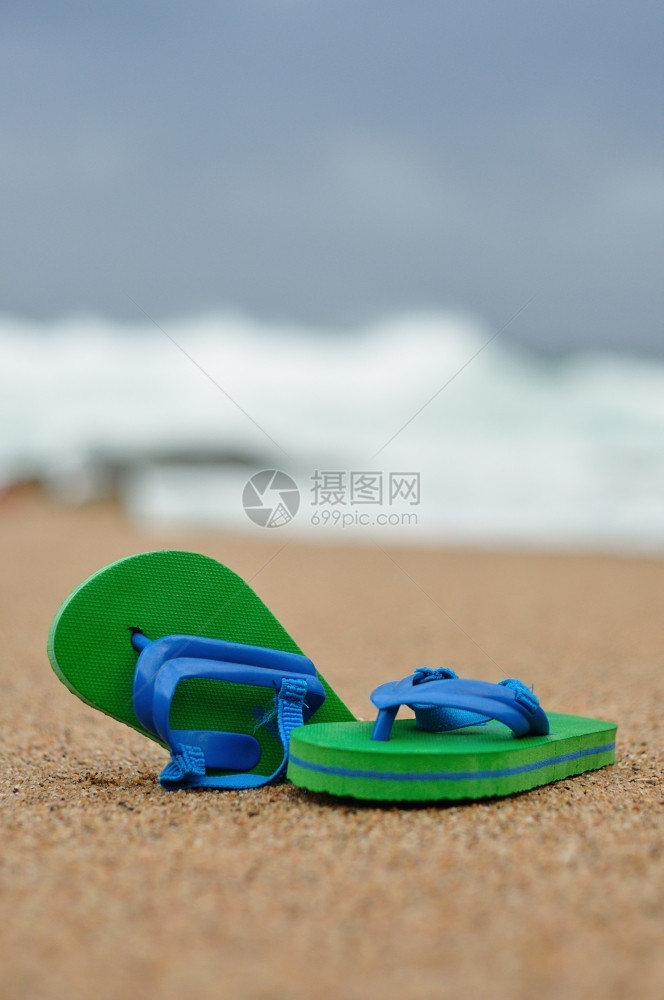 海边的一对沙滩拖鞋图片