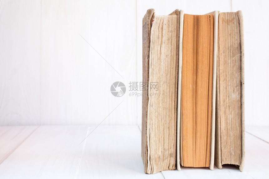 教科书信息连续三本木背景的旧书架子图片