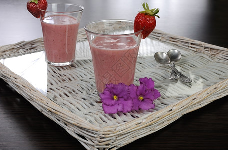午餐新鲜做的草莓冰淇淋在托盘上卡路里水果图片
