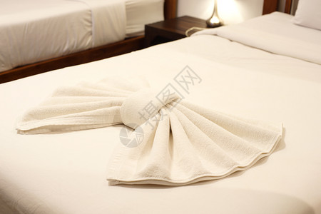 成形卧室酒店床铺上毛巾的弓形图片
