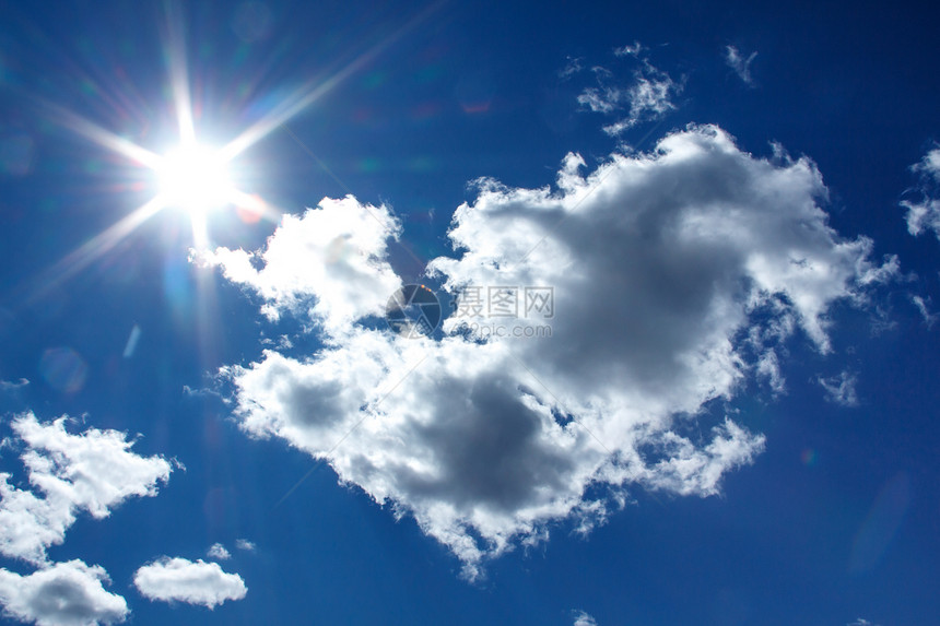中午的天空晴亮太阳在边框中旭日形首饰落梁图片
