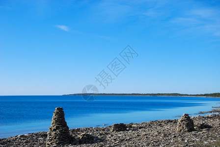 天空传统的堆栈在瑞典群岛奥兰海岸边的清蓝天上成群岩石堆积图片