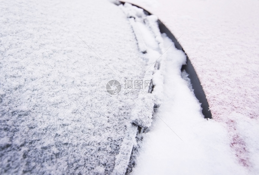 冷冻12月关闭时雪和冰覆盖红车窗外的色面的冷若冰霜图片