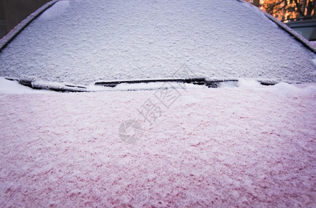 气候自然金属12月关闭时雪和冰覆盖红车窗外的色面图片