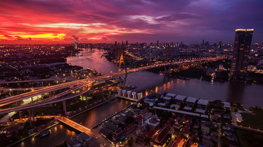交通泰国曼谷普密蓬桥穿过昭帕亚河的鸟瞰图镇城市图片