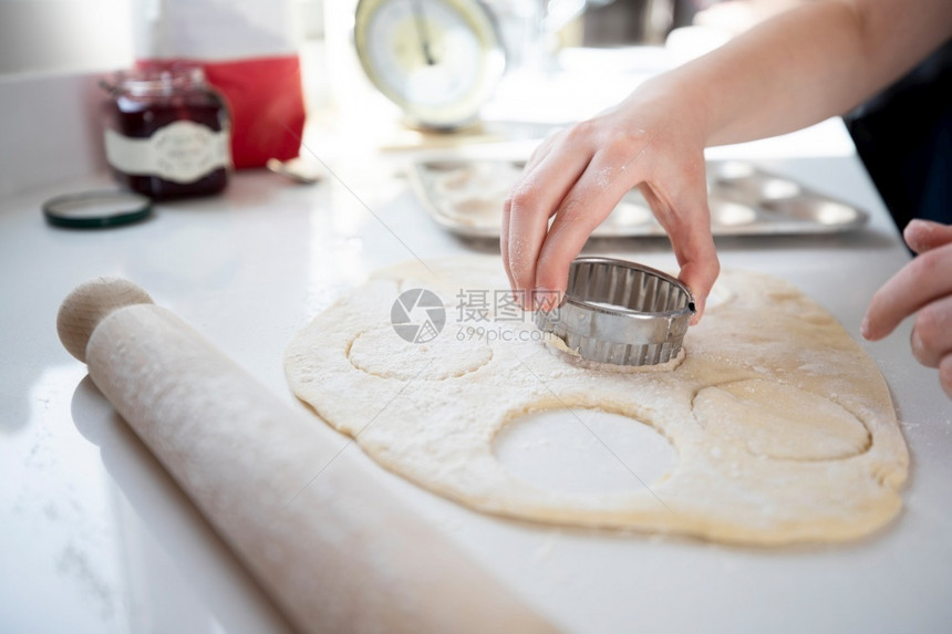 切割在室内女家厨房用糕点烤肉的近身女孩图片