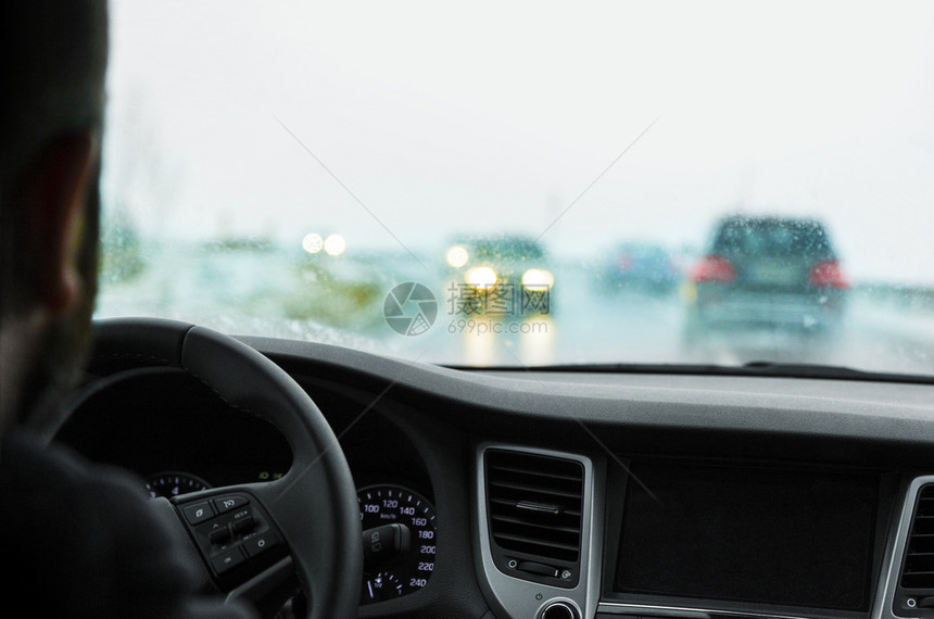 降雪驾驶车内视图辆高速公路坏的图片