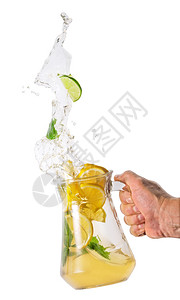 健康饮料柠檬汽水手边有喷洒的果汁和手边有柠檬水喷洒的果汁图片