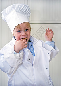 吃打扮一个小男孩穿着厨师的制服喜欢他口味双排扣图片