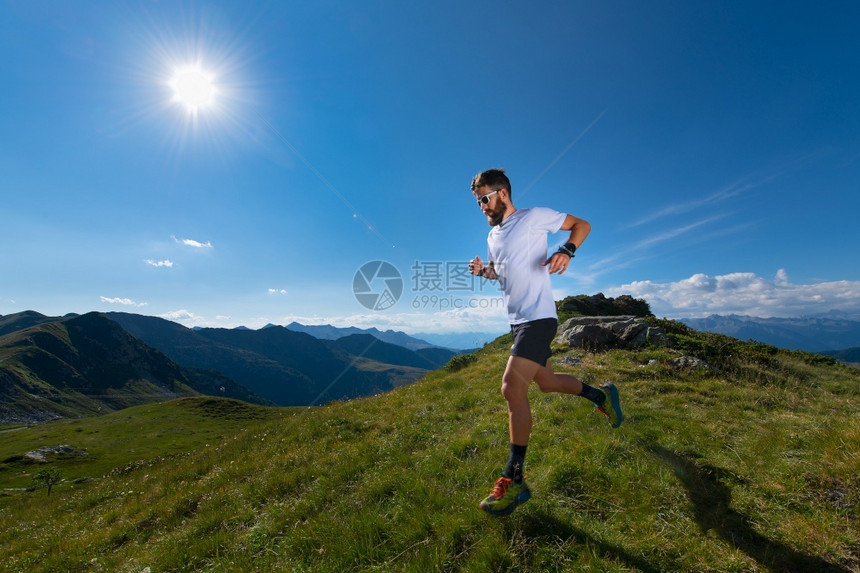 运动员在高海拔的太阳下练习山上奔跑冒险锻炼运动的图片