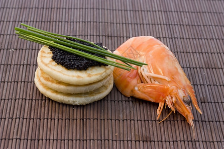 东餐饮鱼子酱和虾与鱼子酱一起吃零食的背景照片起司图片