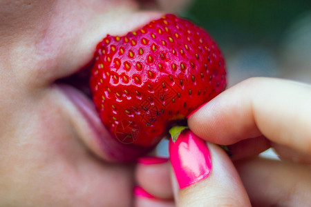草莓紧握手指红色甲草莓嘴唇脸女水果图片