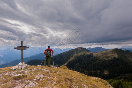 山顶有背包的爬山者运动徒步旅行纳达林图片