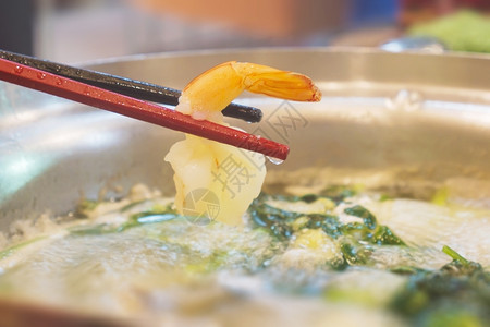 斯林拉特烹饪好吃火辣苏kiyaki锅里有虾的筷子背景