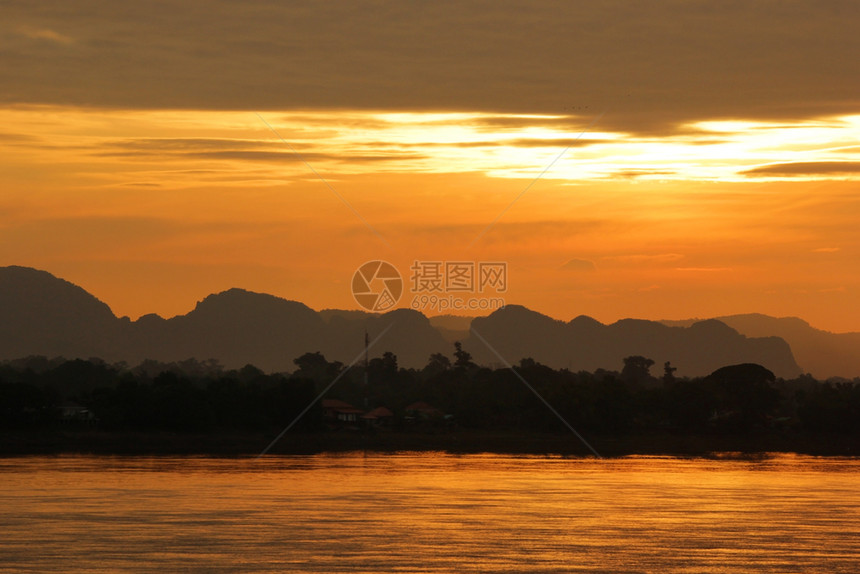 天空美丽的风景清晨在河上长着双影山和树早晨太阳图片